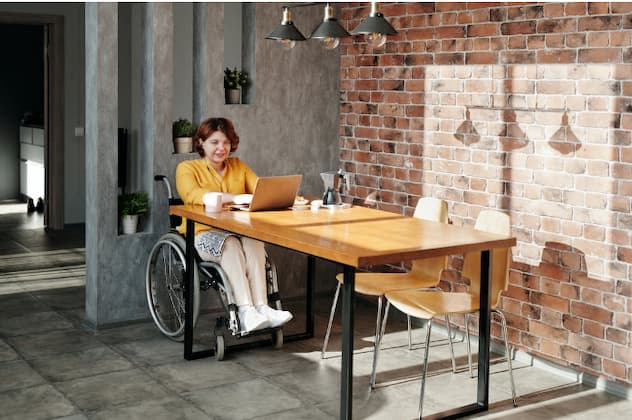 mujer en silla de ruedas con ordenador